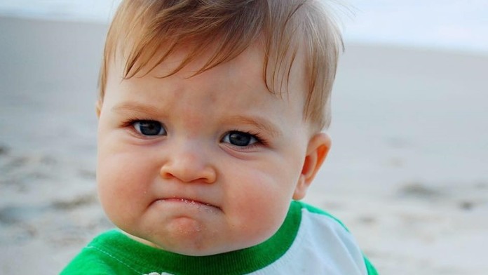 Sammy Griner s päsťou a odhodlaným výrazom.