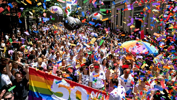 Účastníci veľkého pochodu príslušníkov sexuálnych menšín po Manhattane.