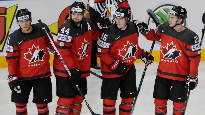 Radosť Kanaďanov po góle v dueli MS 2017 proti Fínsku, zľava: Travis Konecny, Marc-Édouard Vlasic, Mitch Marner a Brayden Point.