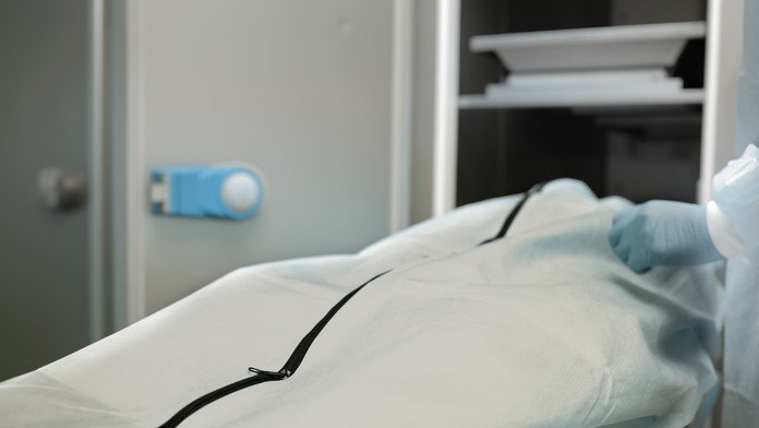 Zamestnanci márnice zažili šok. Žena bola päť hodín mŕtva, jej telo sa začalo z ničoho nič hýbať