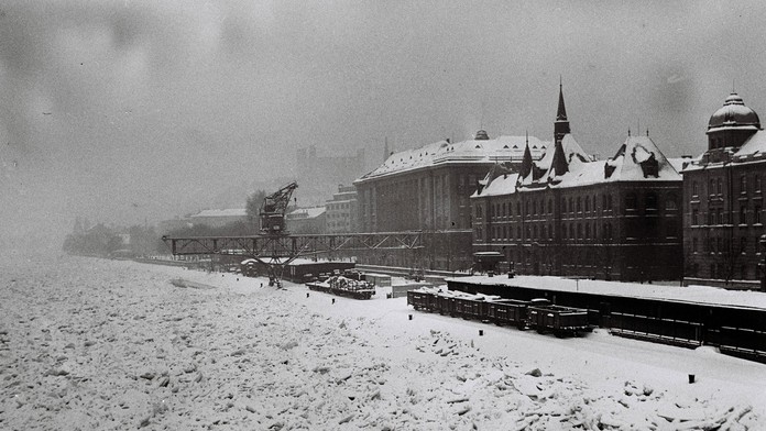 Zima, akú Európa nezažila 70 rokov: Dunaj v Bratislave zamrzol, nahromadený ľad uvoľnili leteckým bombardovaním