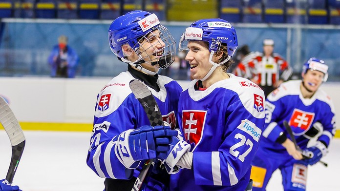 Zľava Juraj Slafkovský a Andrej Kollár oslavujú gól v prípravnom zápase pred MS proti Lotyšsku.