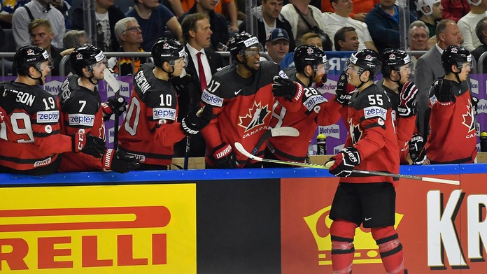 Radosť kanadskej striedačky po góle Marka Scheifeleho (na ľade) vo štvrťfinále MS 2017 proti Nemecku.