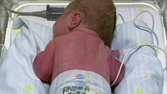 Fotka bábätka s odkazom.