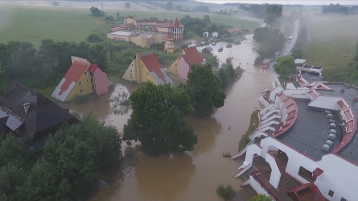 Rodina s dieťaťom uviazla v aute, ktoré zaplavovalo vodou.