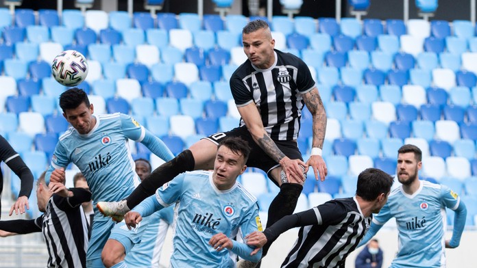 Momentka z bratislavského derby vo štvrťfinále Slovnaft Cupu 14. apríla 2021