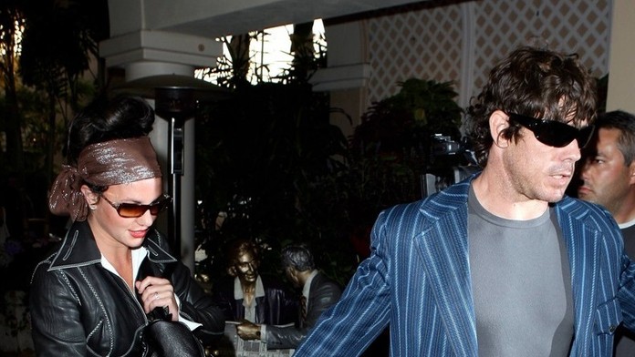 Britney a John, titulka.