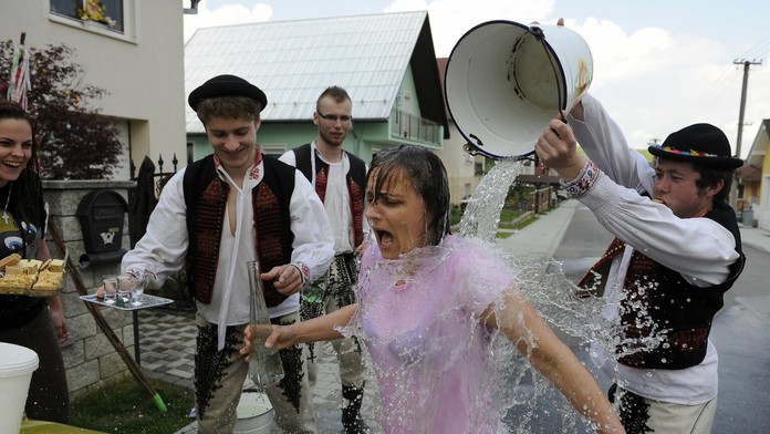 Členovia folklórneho súboru Selčan z obce Selec neďaleko Trenčína oblievajú dievčatá na Veľkončný pondelok(2011).