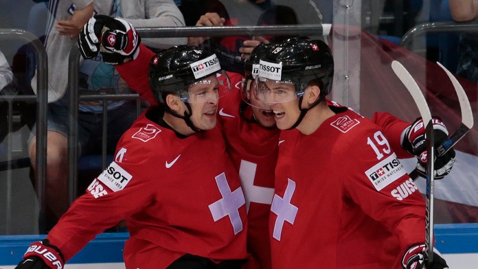 Sven Andrighetto (v strede) oslavuje gól do siete Lotyšska so spoluhráčmi Yannickom Weberom (vľavo) a Retom Schappim.