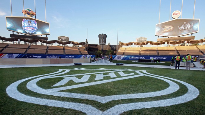 Na snímke pohľad logo NHL na bezjbalovom štadióne Dodger počas príprav na hokejový zápas NHL.