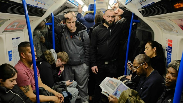 Londýnčania cestujúci vlakmi