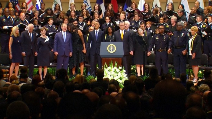 Prvé dámy sa ho snažili napomenúť, neúspešne.