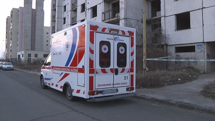 Sanitka pred neobývaným domom v Michalovciach, v ktorom spadlo cez šachtu do pivnice 12-ročné dievča.