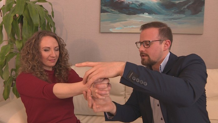 Reportérka magazínu Reflex Lenka Stanková a hypnotizér Martin Lajprik.