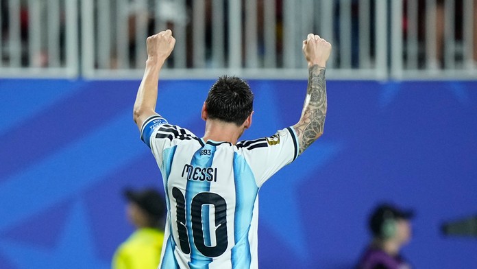 Mal ísť Messi predčasne pod sprchu? Nešetrný zákrok rozdelil fanúšikov na dva tábory