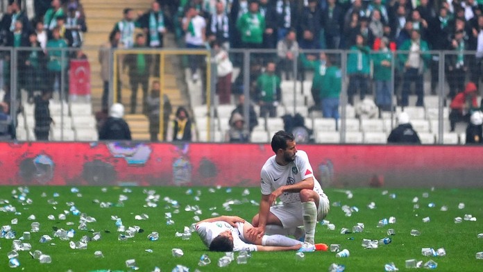 VIDEO: Hviezdil v ňom S. Šesták, teraz sa tento klub hanebne zviditeľnil. Fanúšikovia hádzali po súperoch nože