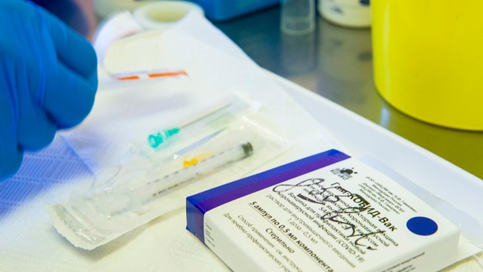 Krabička s ampulkami vakcíny Sputnik V proti ochoreniu COVID-19 v očkovacom centre v Bratislave