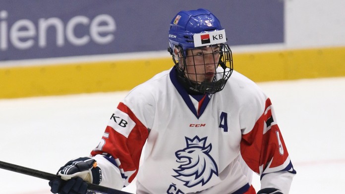 Mladý český obranca si už na MS20 nezahrá. Zranenie zo zápasu proti Slovensku je vážnejšie