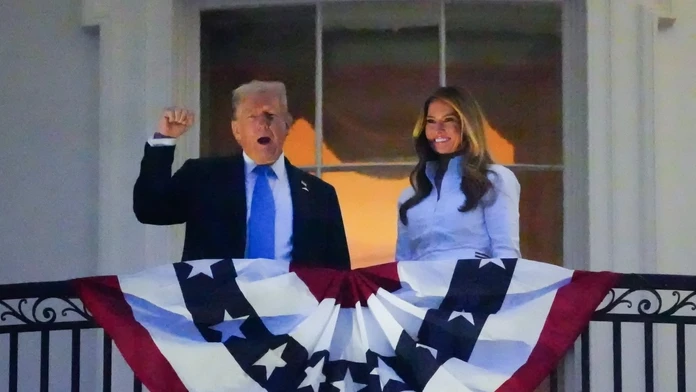 Prezident Trump na záver ceremónie pri príležitosti Dňa nezávislosti podpísal zákon o daňových škrtoch