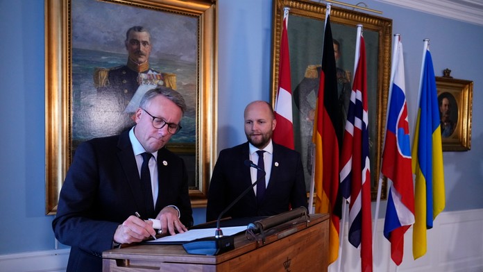 Dánsky minister obrany Morten Bödskov (vľavo) a slovenský minister obrany Jaroslav Naď.