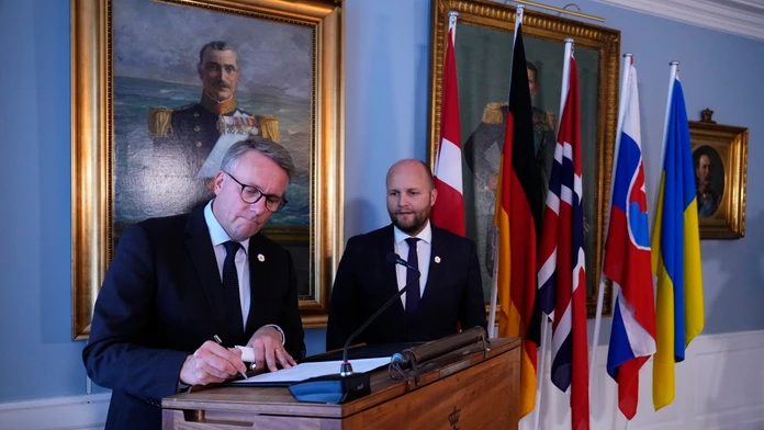 Dánsky minister obrany Morten Bödskov (vľavo) a slovenský minister obrany Jaroslav Naď.