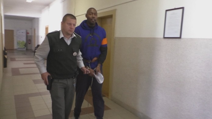 Basketbalista Chris prichádza na súd.