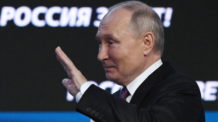 Putin oznámil, že bude opäť kandidovať v prezidentských voľbách