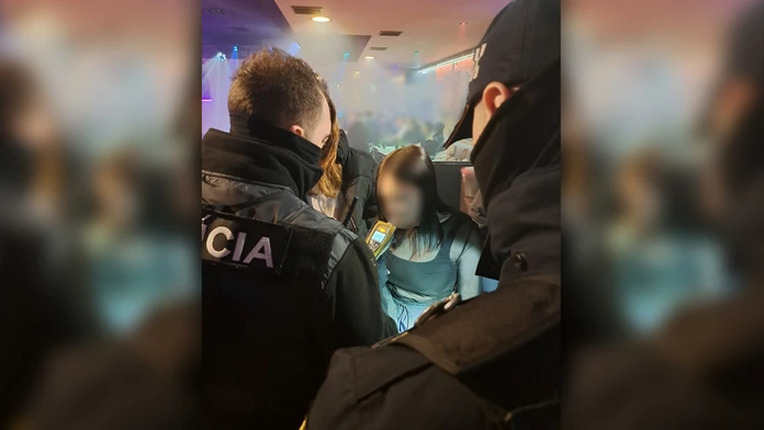 Veľké razie v nočných podnikoch v Čadci. Pod vplyvom alkoholu bolo viacero detí