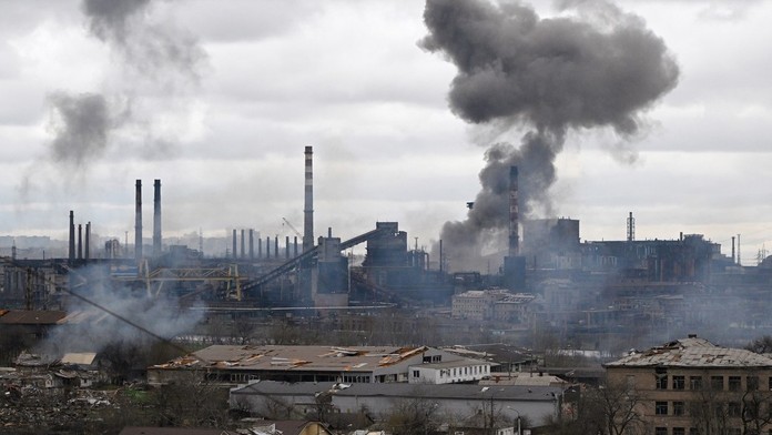 Hrdinskí obrancovia Mariupola, ktorých obkľúčili Rusi v oceliarňach, majú posledné hodiny na zloženie zbraní
