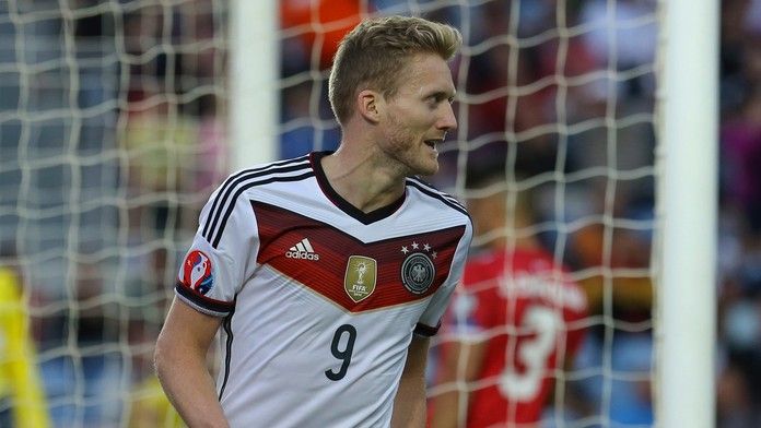 Nemecký futbalista André Schürrle sa raduje z gólu