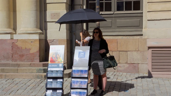 Svedkovia Jehovovi menia svoje najprísnejšie pravidlo. Môže to zachrániť životy