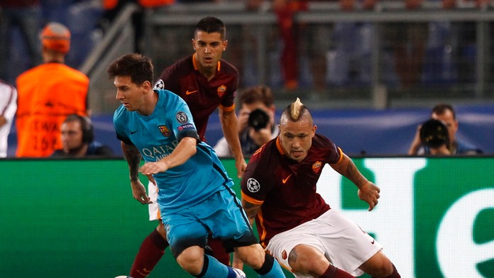 Lionel Messi a Radja Nainggolan v zápase E-skupiny Ligy majstrov