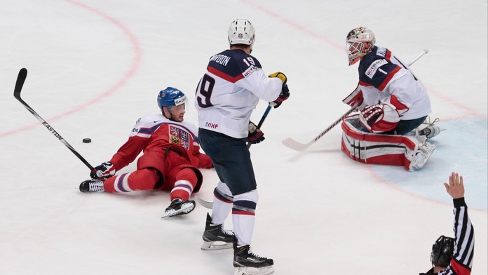 Rozhodca píska trestné strieľanie po faule amerického hokejistu Patricka Maroona (uprostred) na Čecha Tomáša Zohornu (vľavo) vo 