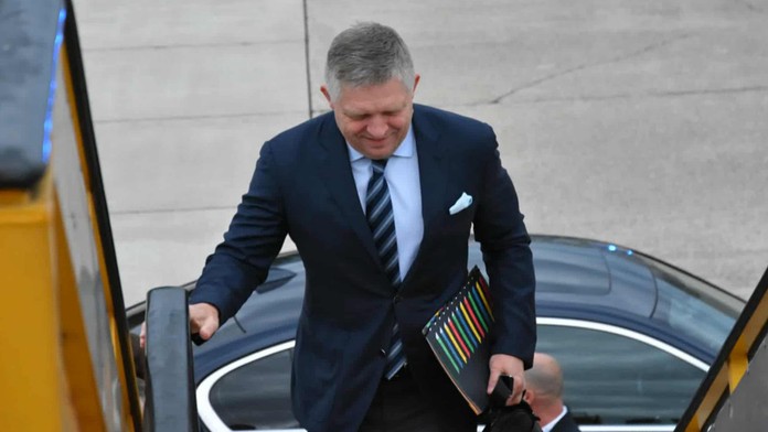 Na snímke premiér SR Robert Fico (SMER-SD) nastupuje do lietadla na letisku M.R. Štefánika v Bratislave.