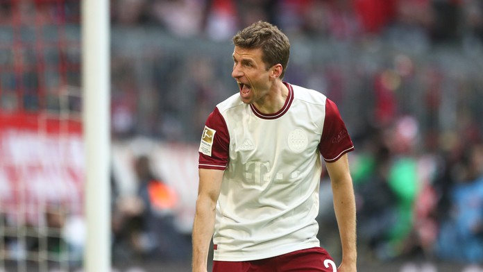 Leon Goretzka z Bayernu Mníchov proti Augsburgu.