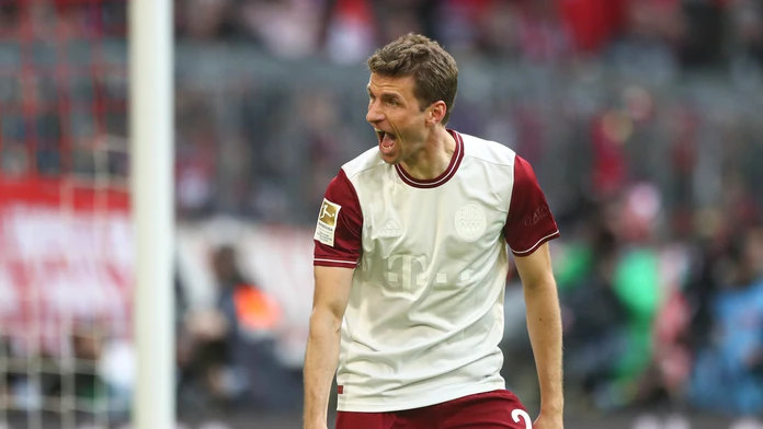Leon Goretzka z Bayernu Mníchov proti Augsburgu.
