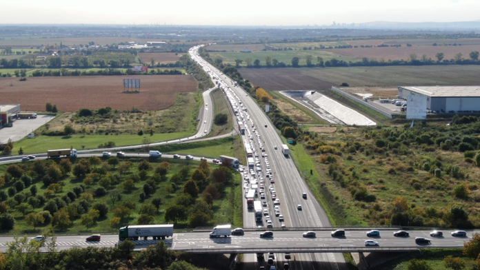 Pre nehodu na diaľnici D1 vznikla osemkilometrová kolóna, vyžiadala si aj zranených