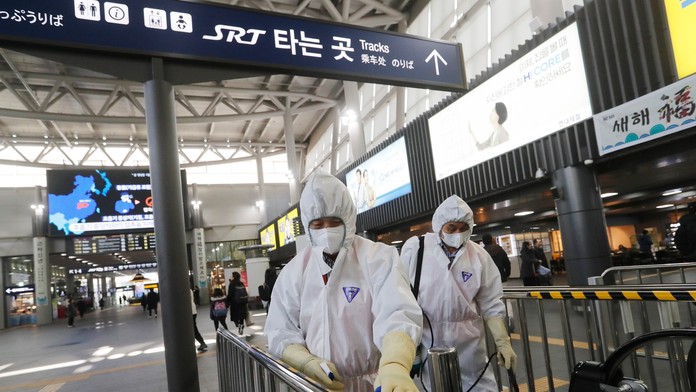 David Pastrňák z Bostonu preberá cenu pre najužitočnejšieho hráča v Zápase hviezd NHL.