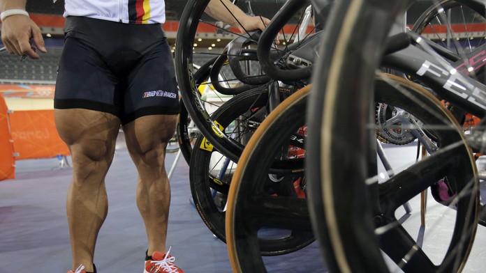 Nohy nemeckého dráhového cyklistu Roberta Förstemanna tesne po tréningu.