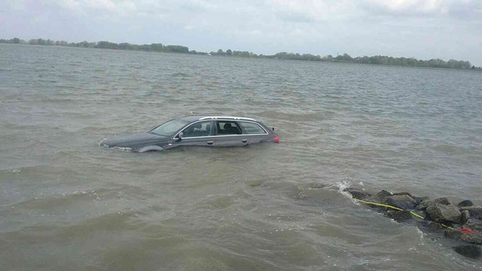 Auto v Dunaji v bratislavskom Čunove.