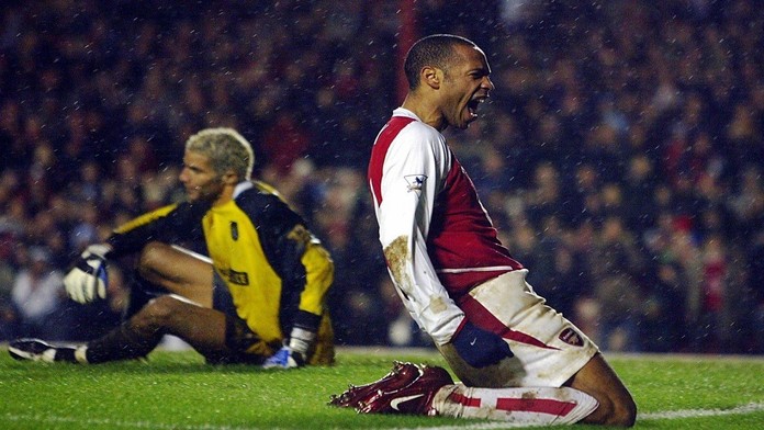 Thierry Henry na archívnej snímke z roku 2004 počas zápasu Arsenal - Man City.