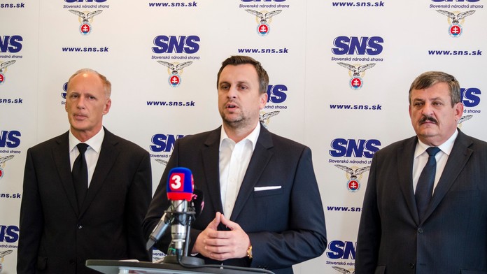 Na snímke zľava prvý podpredseda Slovenskej národnej strany (SNS) Jaroslav Paška, predseda SNS Andrej Danko a podpredseda SNS An