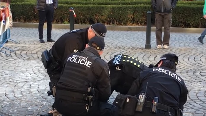 Českí policajti spútali muža v Prahe