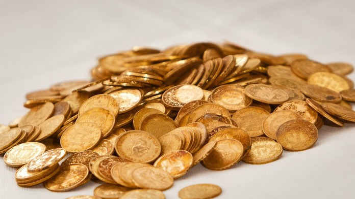 Dvaja Česi objavili počas túry rozprávkový poklad. Iba samotné zlaté mince majú obrovskú hodnotu