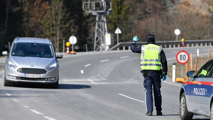 Rakúsky policajt zastavuje auto.
