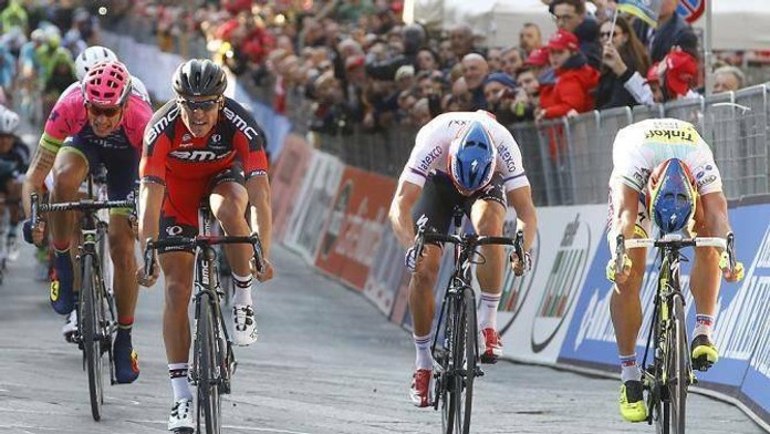 Sagan (prvý vpravo) v tretej etape pretekov Tirreno-Adriatico. Skončil druhý.