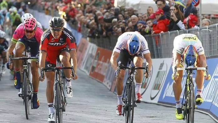 Sagan (prvý vpravo) v tretej etape pretekov Tirreno-Adriatico. Skončil druhý.