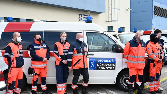 Na snímke zdravotnícky tím pózuje pred automobilom mobilnej očkovacej jednotky trnavskej župy.