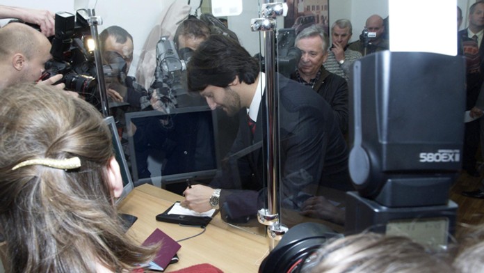 Minister vnútra Robert Kaliňák na archívnej snímke si preberá biometrický pas.