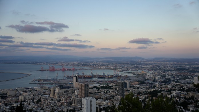 Pohľad na prístav v izraelskom meste Haifa.